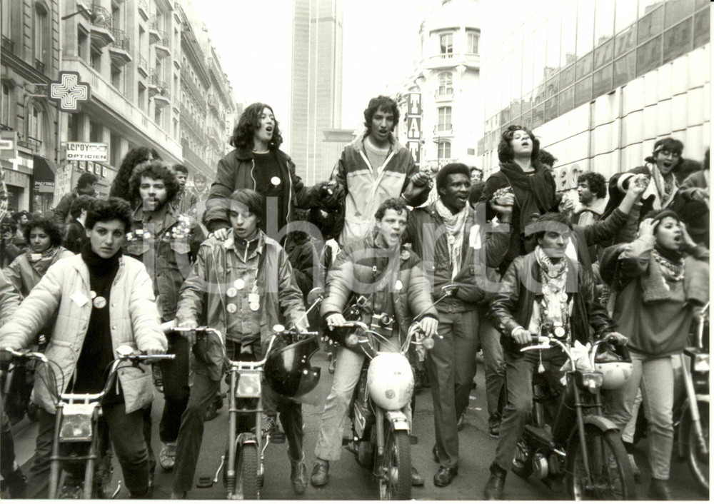 Fotografia d epoca originale 1984 PARIS CONVERGENCE 84 Manifestation en mobylette pour immigrÃ©s Photo AGIP 1