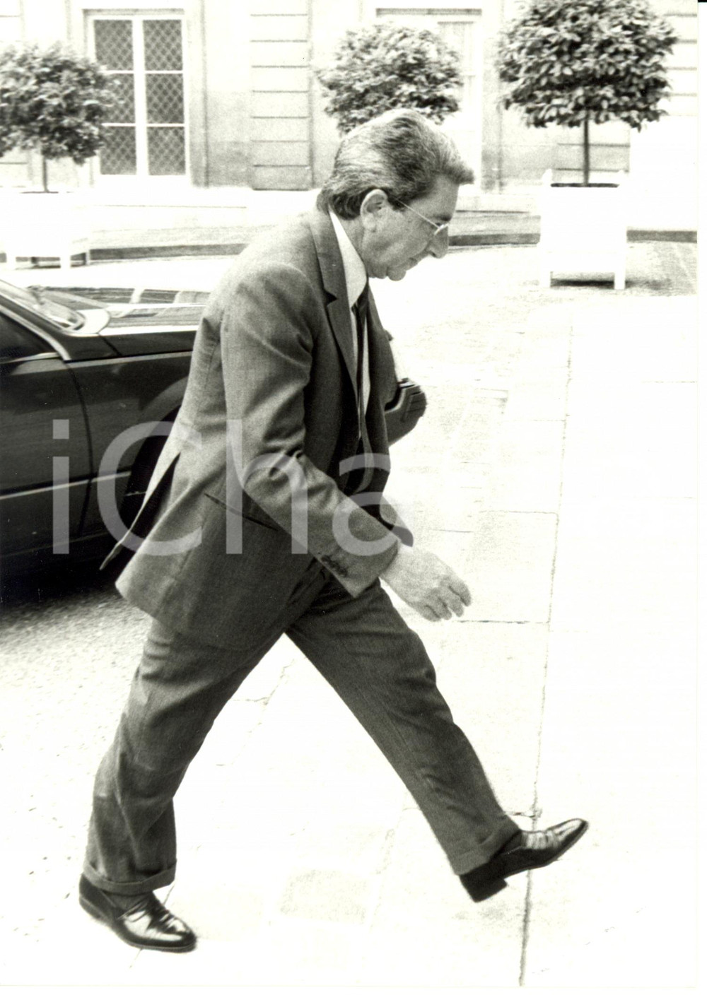 Fotografia d epoca originale 1985 PARIS Gilbert TRIGANO dÃ©lÃ©guÃ© du Premier Ministre arrive Ã  l ELYSEE Photo 1
