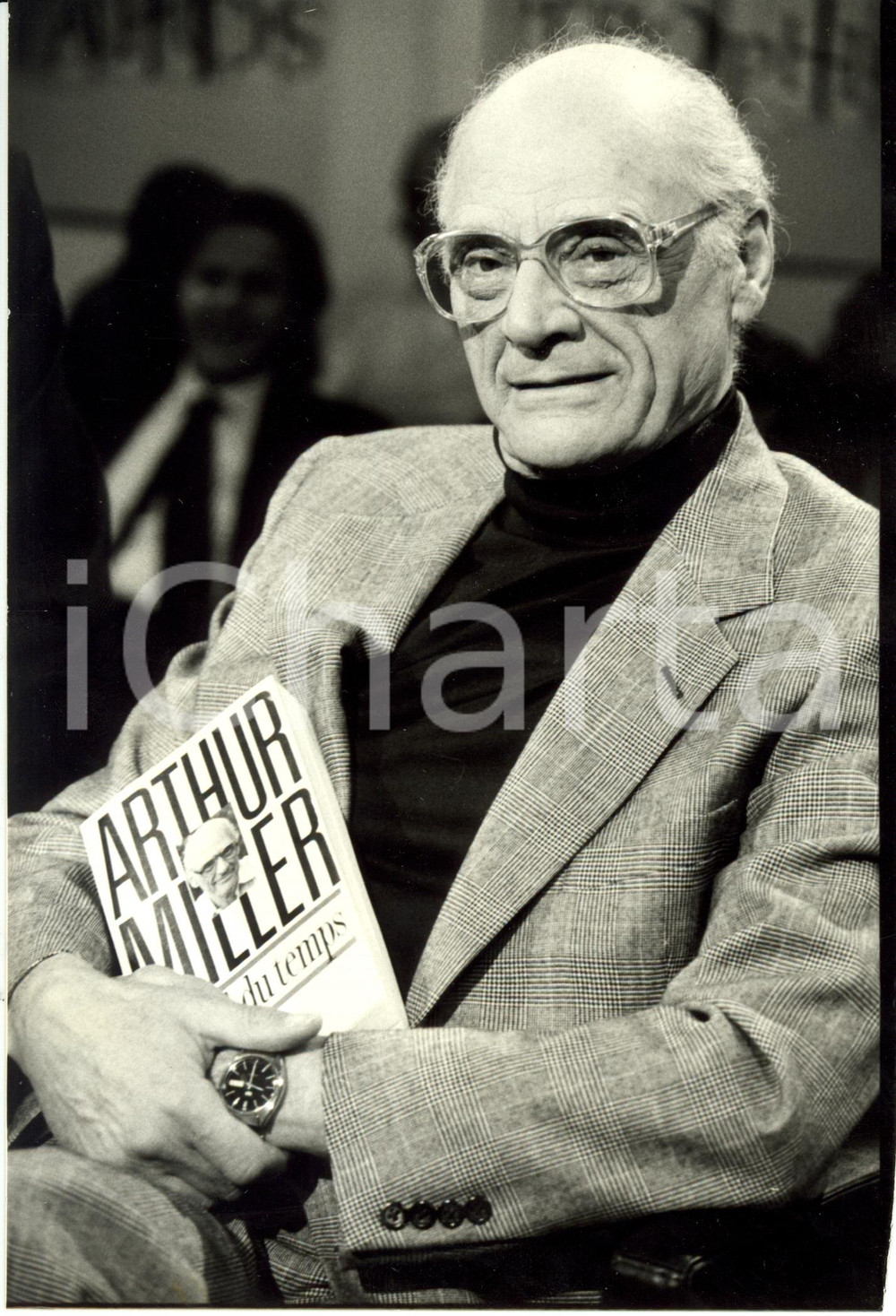Fotografia d epoca originale 1988 PARIS Arthur MILLER et son livre Au fil du temps Ã  APOSTROPHES sur ANTENNE2 1