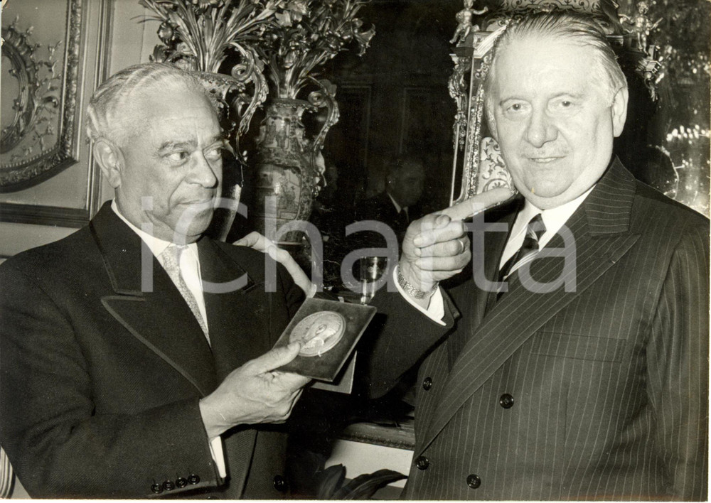 Fotografia d epoca originale 1974 PARIS Gaston MONNERVILLE riceve da Alain POHER medaglia carriera politica 1
