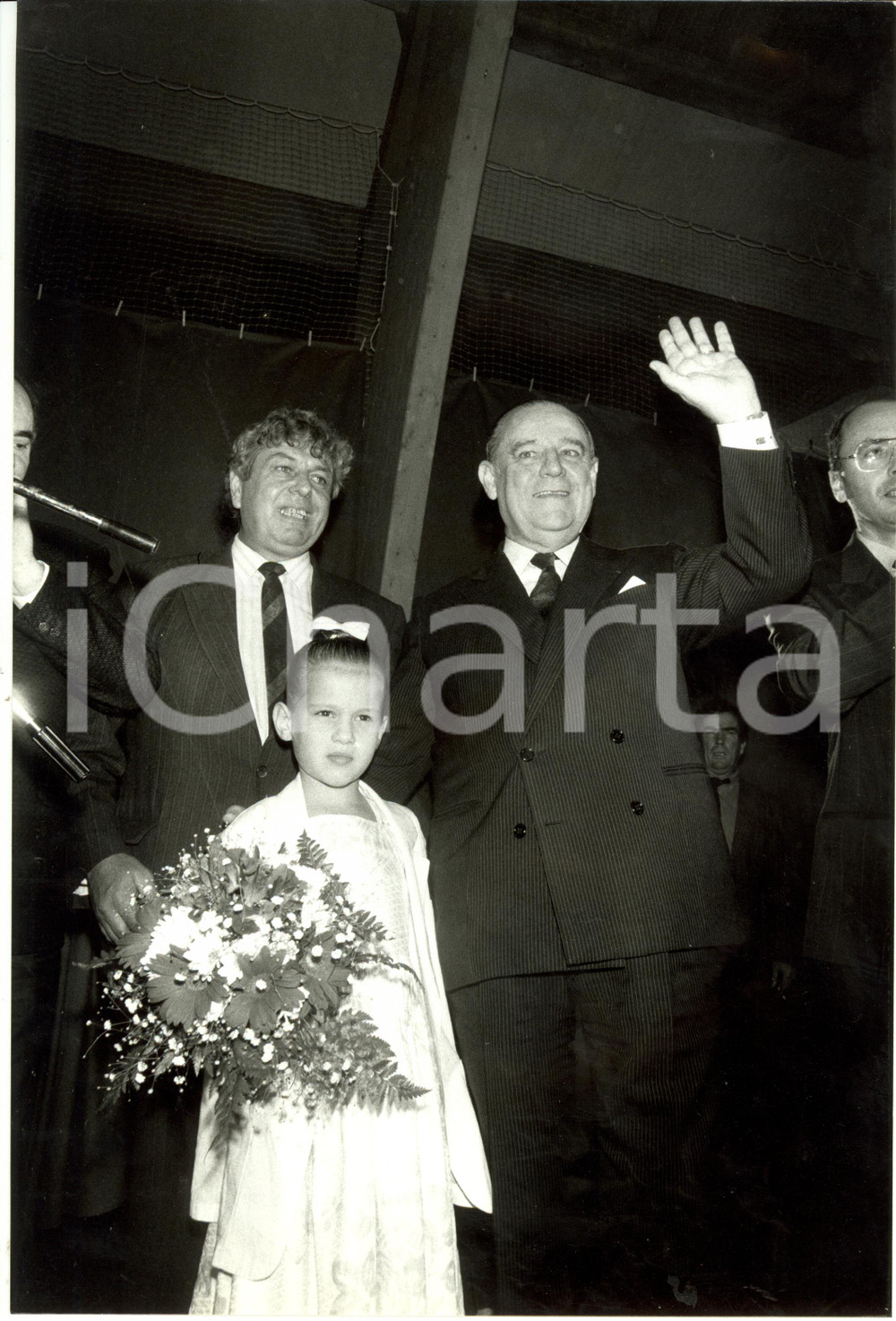 Fotografia d epoca originale 1987 LORENA France Raymond BARRE in trasferta saluta i sostenitori Foto 17x26 1