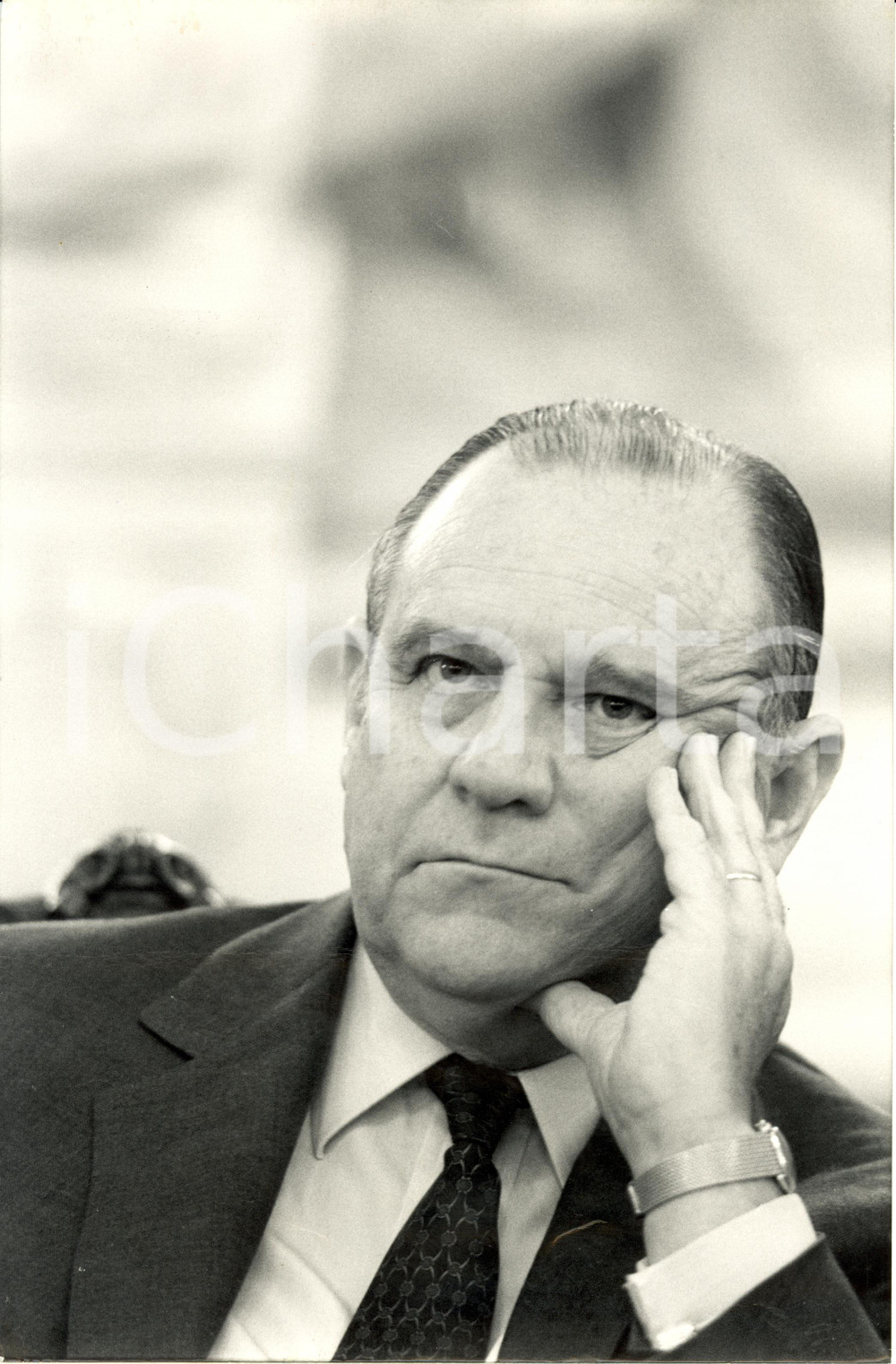 Fotografia d epoca originale 1988 ISSY LES MOULINEAUX France Raymond BARRE durant dialogue avec commercants 1