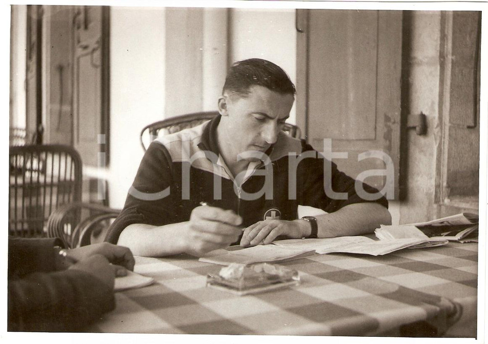 Fotografia d epoca originale 1950 ca SWITZERLAND Campionati SCI DI FONDO Franz REGLI scrive una lettera Foto 1