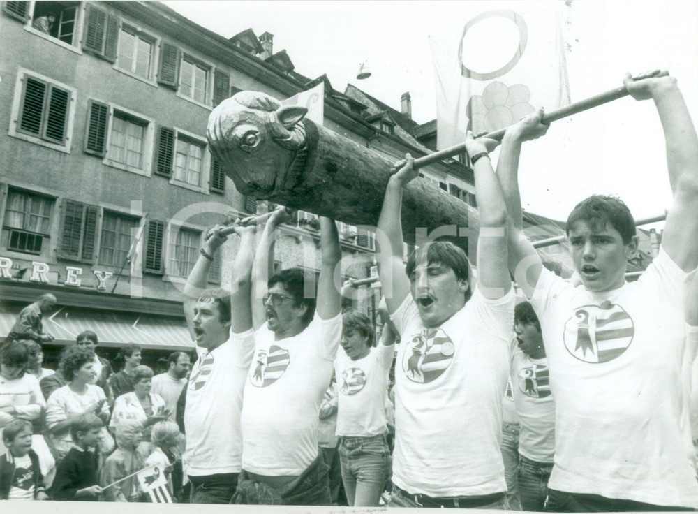 Fotografia d epoca originale 1985 ca BASEL SVIZZERA Sfilata con ariete per Fiera del Cantone Foto 21 x 15 1