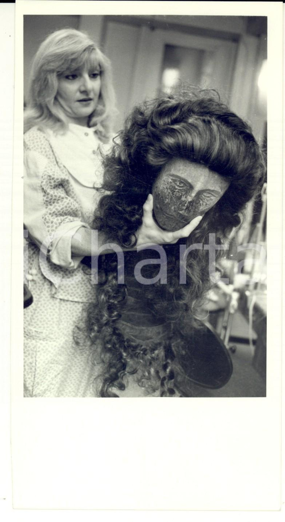 Fotografia d epoca originale 1985 STRASBOURG F Opera National du RHIN Costumista mostra una parrucca Foto 1