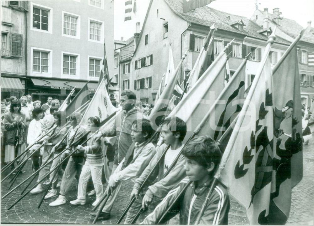 Fotografia d epoca originale 1985 ca BASILEA ? SVIZZERA Sfilata bambini con bandiere Foto cm 21 x 15 1