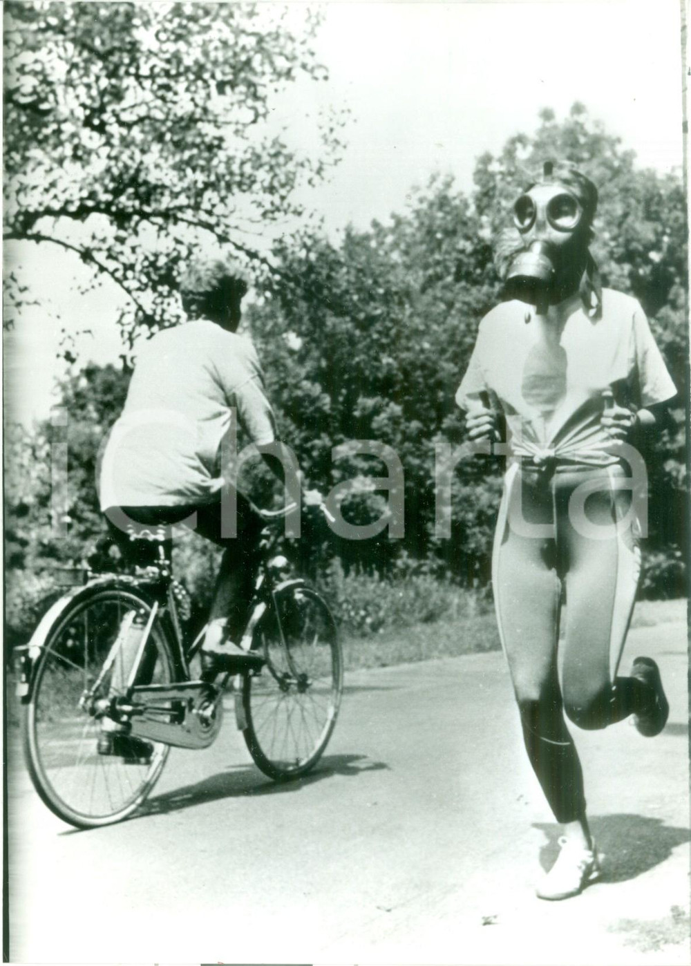 Fotografia d epoca originale 1990 BAVIERA Jogging con maschera antigas per inquinamento aria Foto cm 15 x 21 1