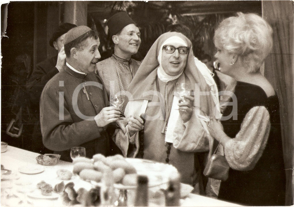 Fotografia d epoca originale 1965 ca CINEMA Henri TISOT dressed as a nun in a movie Photo 1