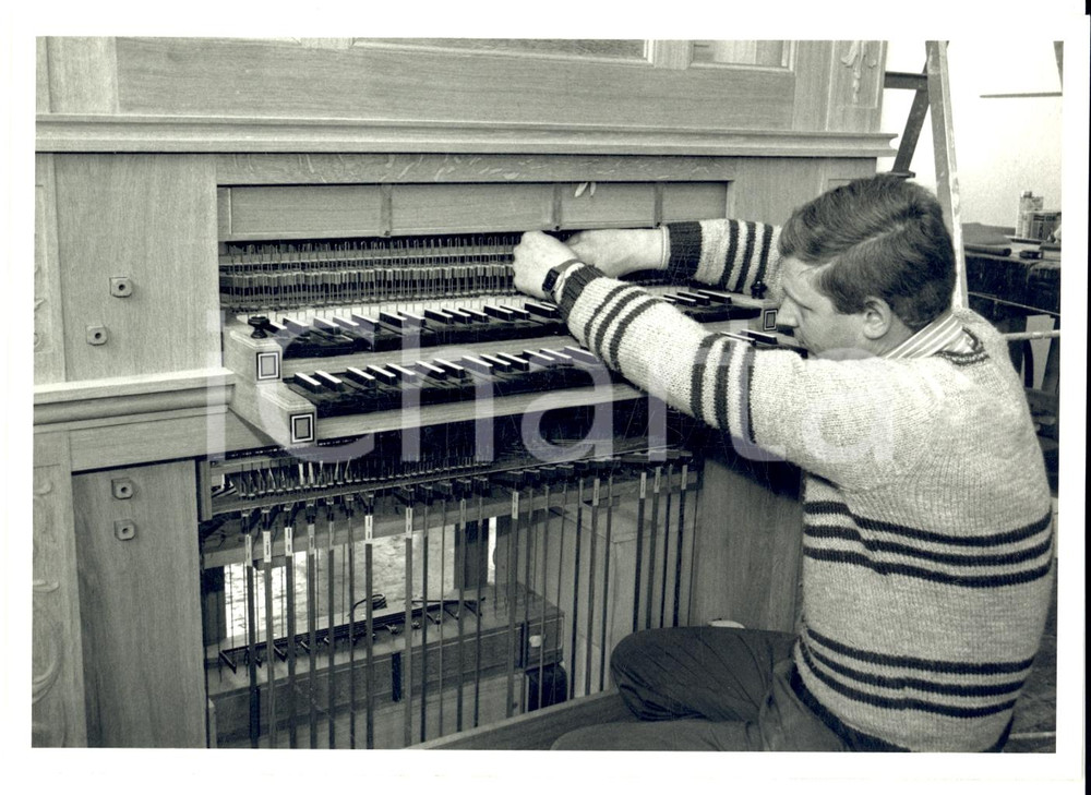 Fotografia d epoca originale 1991 STRASBOURG Costruttore di organi di MULHOUSE all opera Foto ARTIGIANATO 1