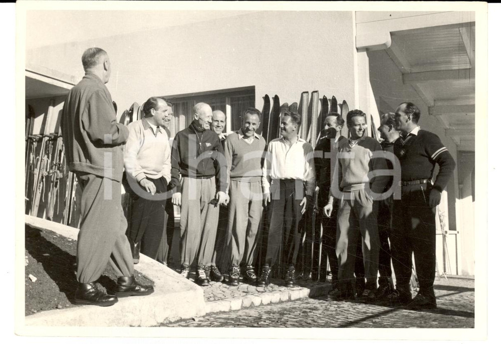 Fotografia d epoca originale 1950 ca SWITZERLAND Campionati SCI ALPINO Dolf ODERMATT con i tecnici Foto 1