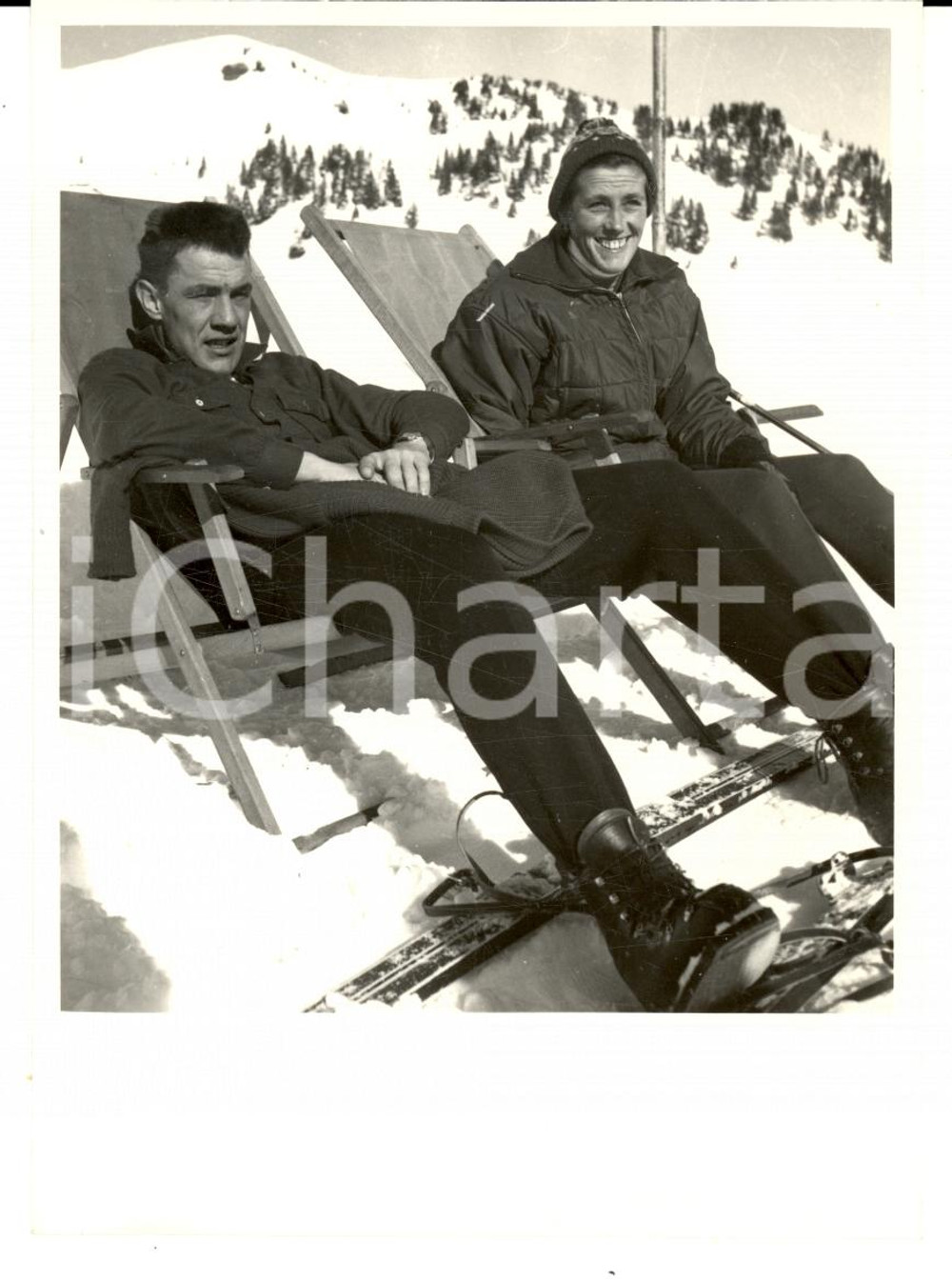 Fotografia d epoca originale 1950 ca SWITZERLAND Campionati SCI ALPINO Roger STAUB dopo una gara Foto 1