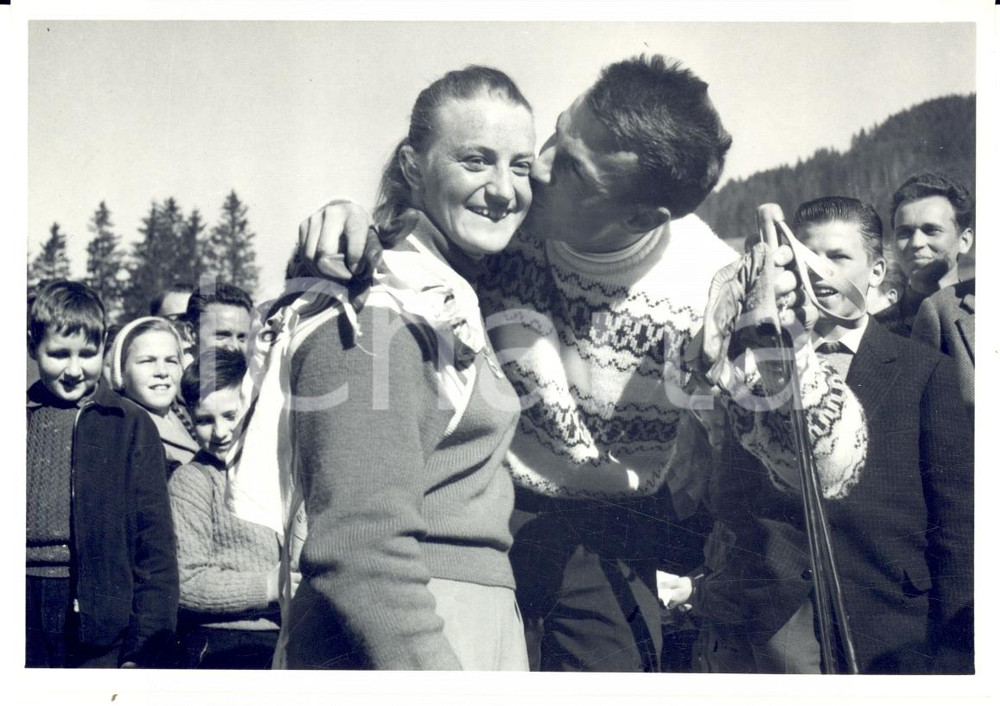 Fotografia d epoca originale 1950 ca SWITZERLAND Campionati SCI ALPINO Roger STAUB e Annemarie WASER Foto 1