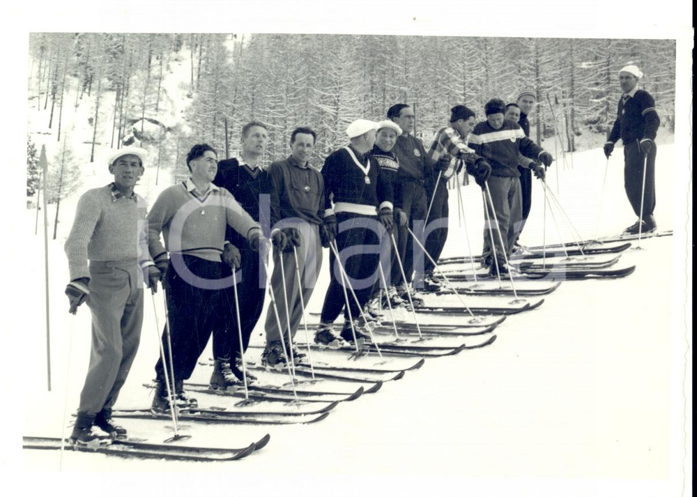 Fotografia d epoca originale 1950 ca SWITZERLAND Campionati SCI ALPINO Rudolf ROMINGER con altri sciatori 1