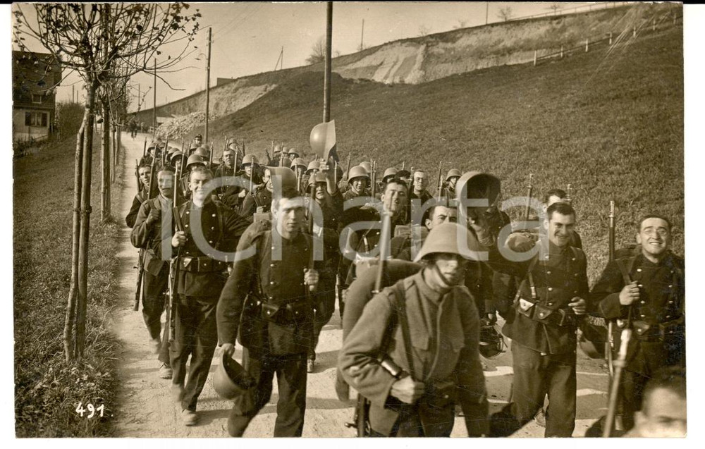 Fotografia d epoca originale 1930 ca COIRA SCHWEIZER ARMEE Militari FANTERIA DA MONTAGNA salutano con elmetti 1
