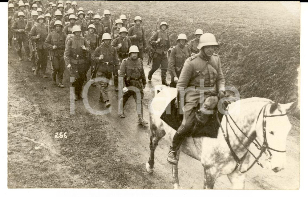 Fotografia d epoca originale 1930 ca COIRA SCHWEIZER ARMEE Militari FANTERIA in marcia di addestramento 1