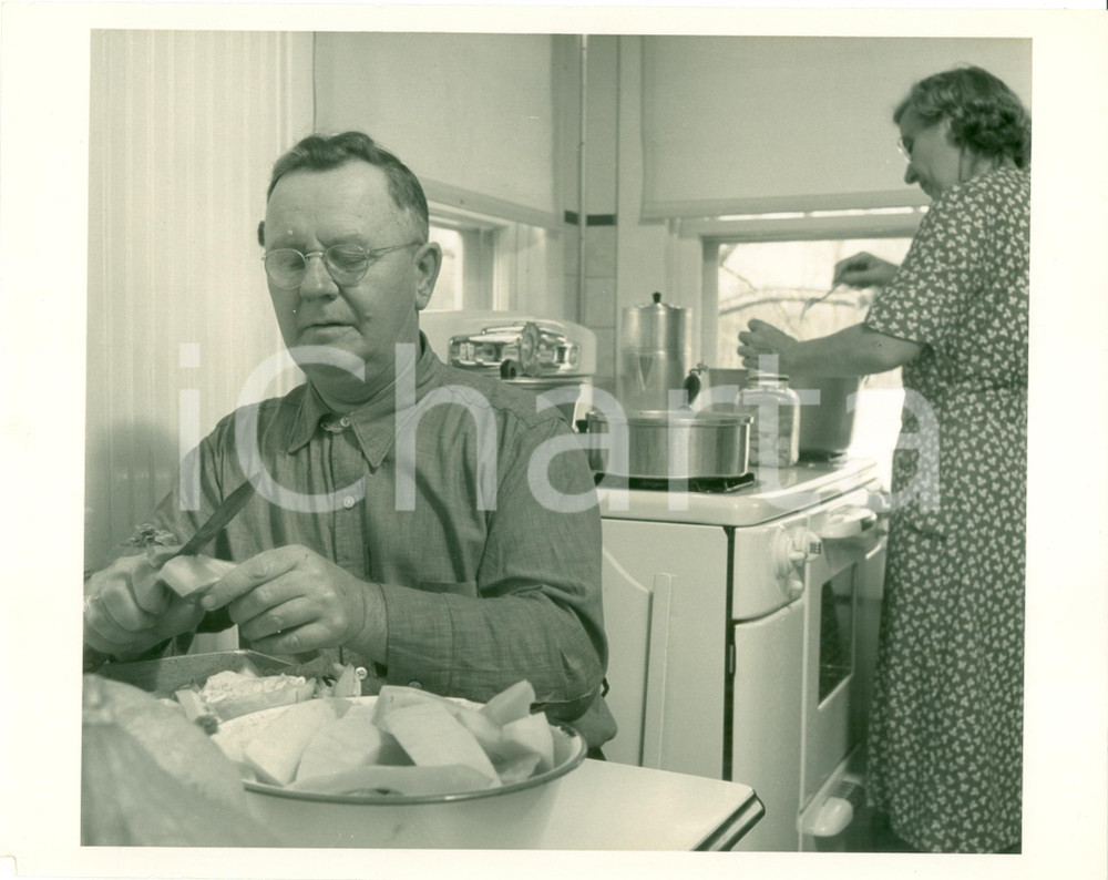 Fotografia d epoca originale 1951 OHIO USA Lee OGIER del BUCKEYE CLUB aiuta la moglie in casa Fotografia 1