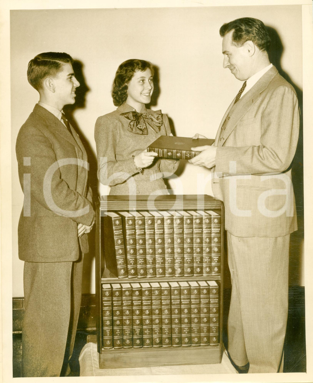 Fotografia d epoca originale 1949 NEW YORK Marco BACCIAGALUPPI Gabriella GISCI con ENCYCLOPAEDIA BRITANNICA 1 1