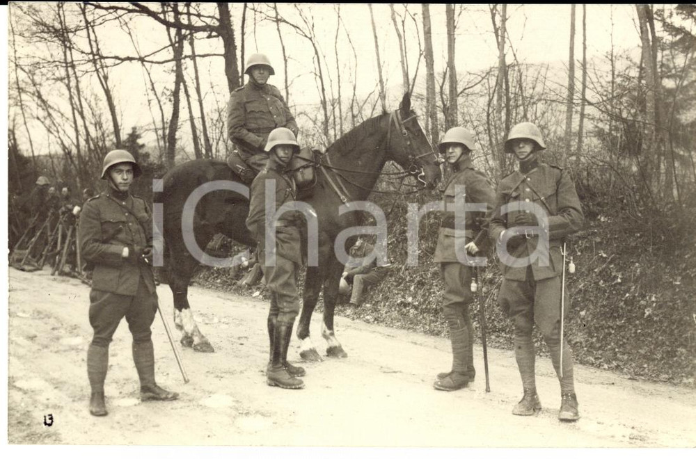 Fotografia d epoca originale 1930 ca COIRA SCHWEIZER ARMEE Militari di FANTERIA in posa con cavallo 1