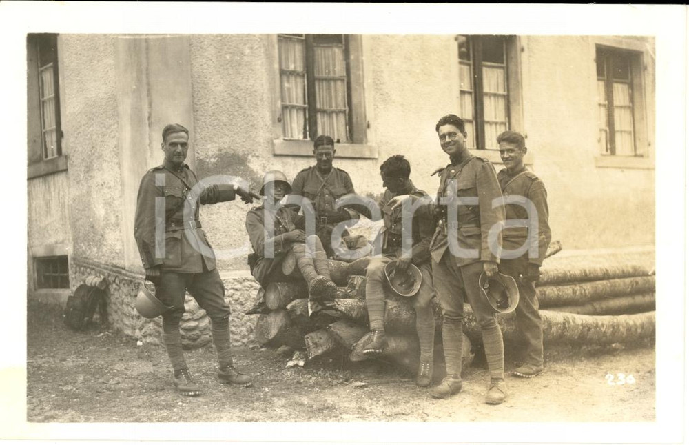 Fotografia d epoca originale 1930 ca COIRA SCHWEIZER ARMEE Soldati 98° FANTERIA scherzano su una catasta 1