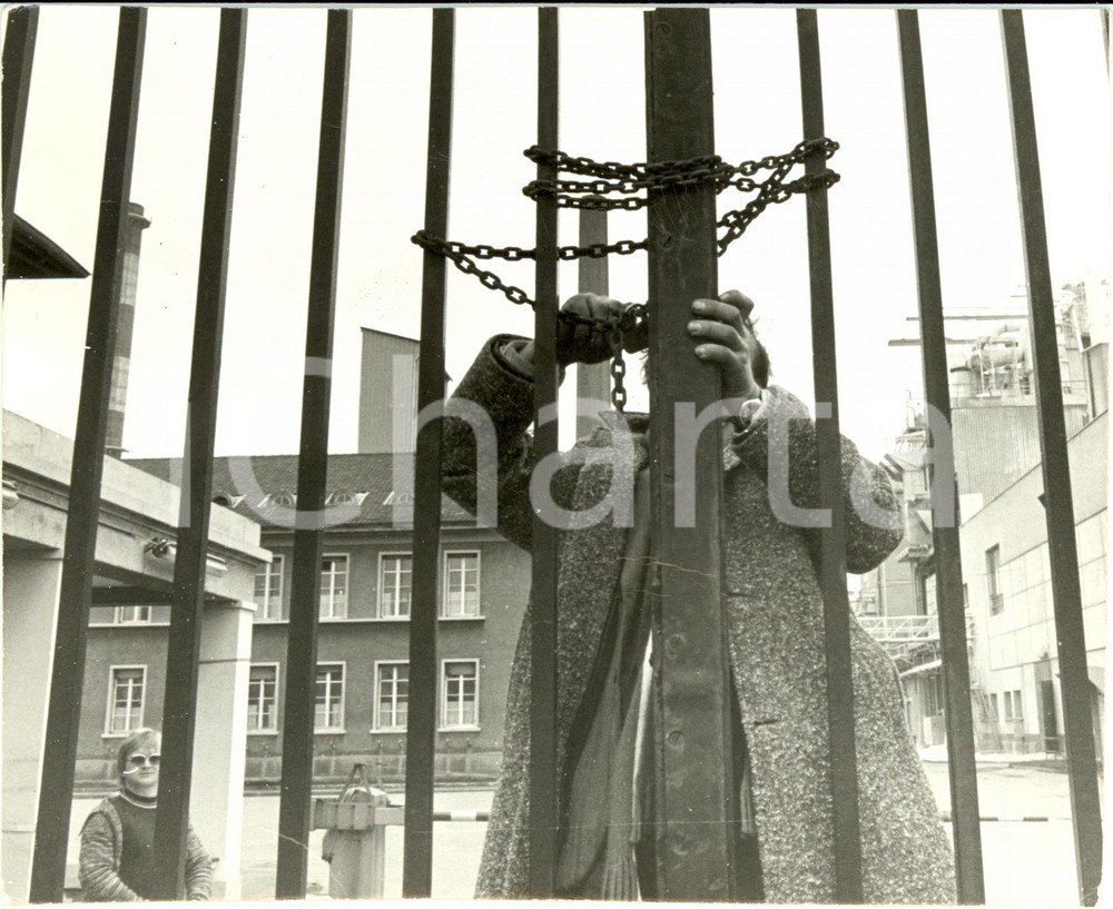 Fotografia d epoca originale 1985 ca COLMAR F Operai RHONEPOULENC si incatenano ai cancelli Fotografia 1