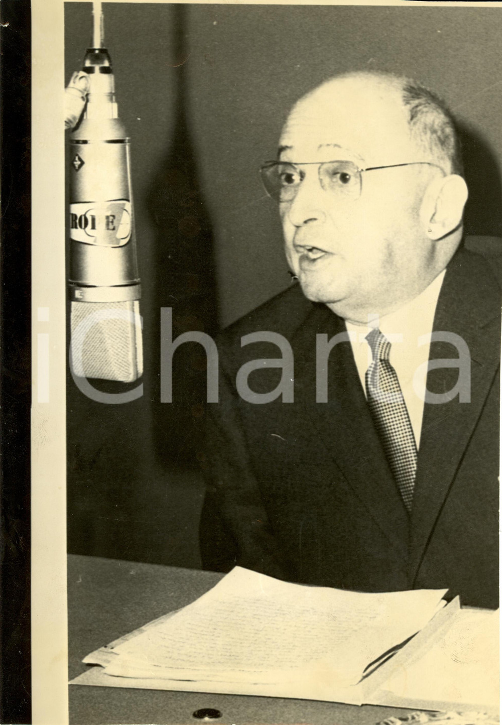 Fotografia d epoca originale 1970 ca FRANCIA Louis VALLON durante trasmissione radiofonica Fotografia 1