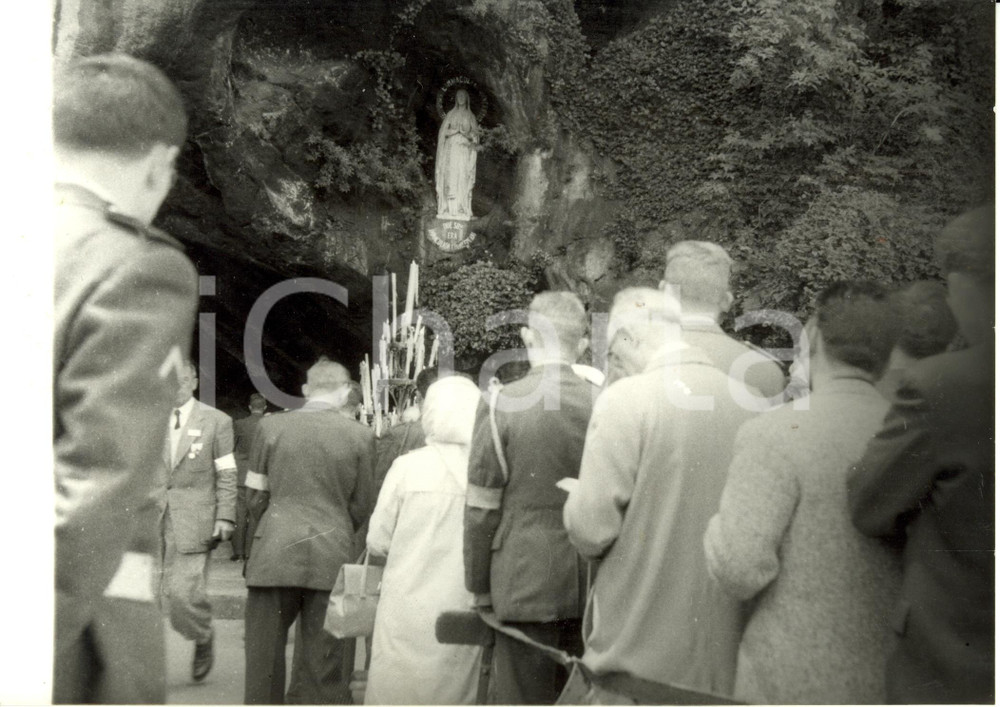 Fotografia d epoca originale 1983 LOURDES F Pellegrini pregano davanti alla grotta delle apparizioni Foto 1