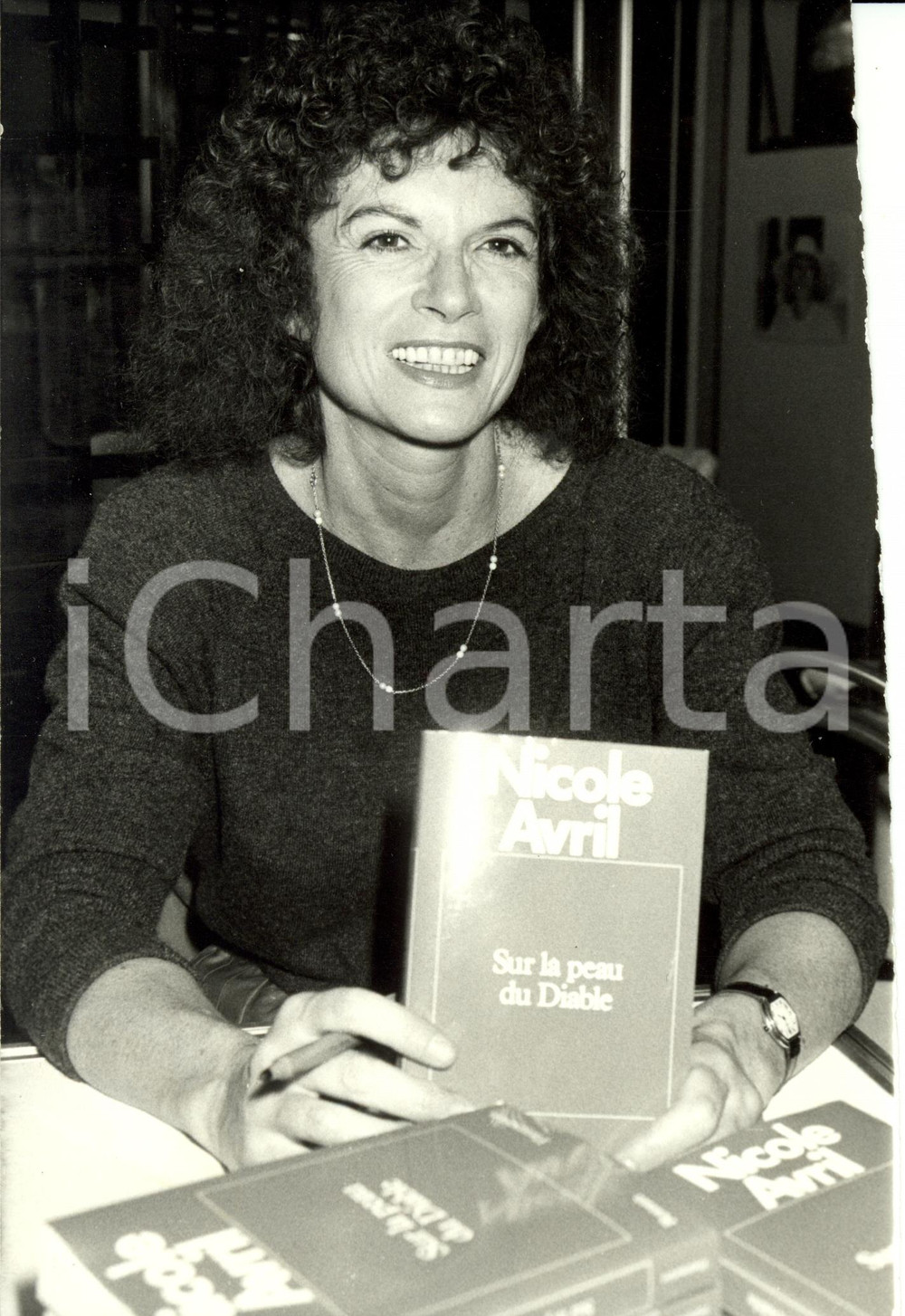 Fotografia d epoca originale 1988 VERSAILLES F Salon du Livre  Nicole AVRIL livre Sur la peau du Diable 1