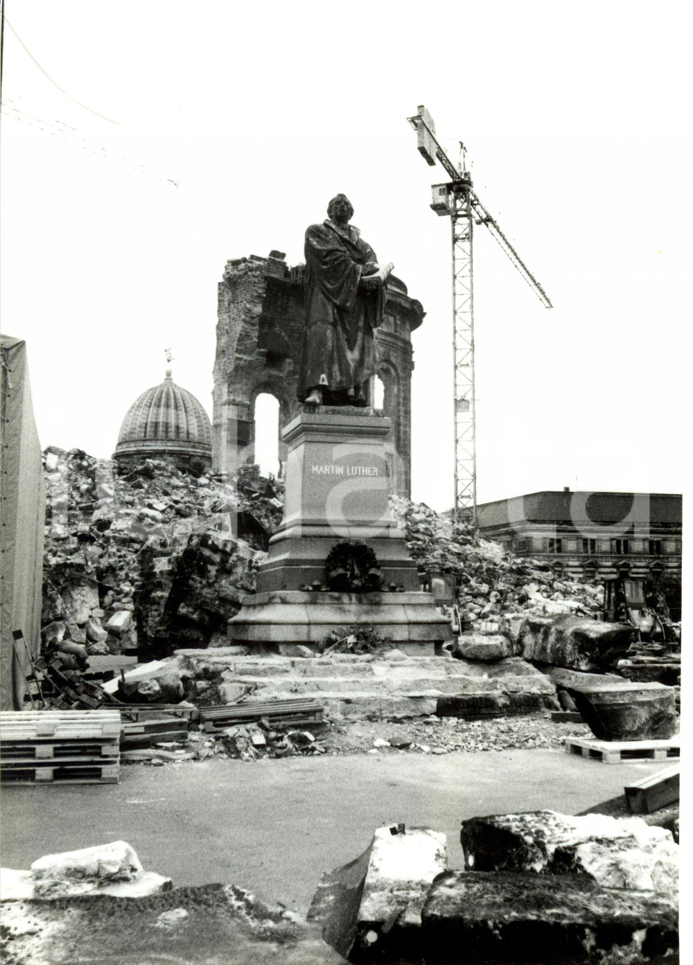 Fotografia d epoca originale 1985 ca DRESDA D Monumento Martin LUTERO Ruderi FRAUENKIRCHE Fotografia 1
