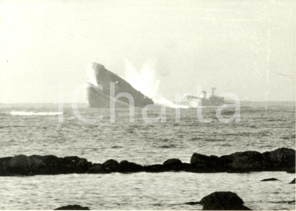 Fotografia d epoca originale 1978 FRANCIA AMOCO CADIZ Petroliera affonda e inquina BRETAGNA RISTAMPA 1984 1
