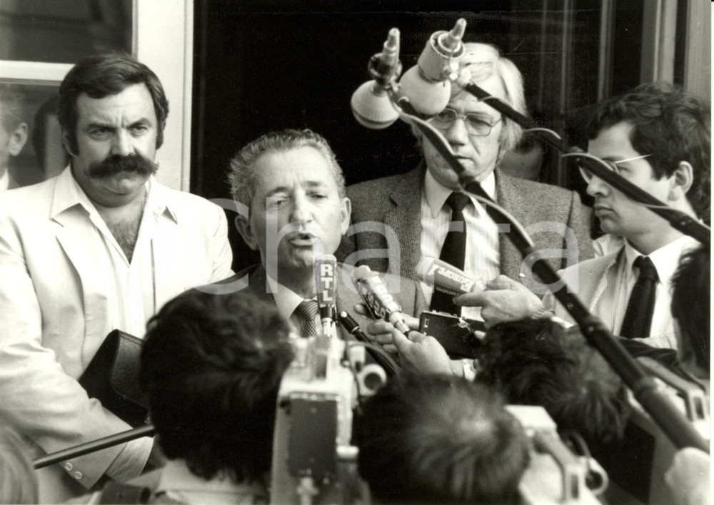 Fotografia d epoca originale 1982 PARIS F Hotel MATIGNON Edmond MAIRE risponde ai giornalisti Fotografia 1