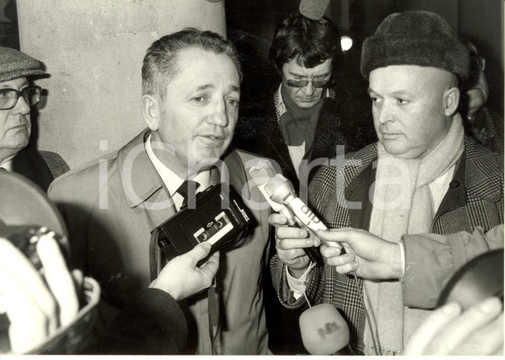 Fotografia d epoca originale 1984 PARIGI F Edmond MAIRE risponde a giornalisti all uscita dell Eliseo Foto 1