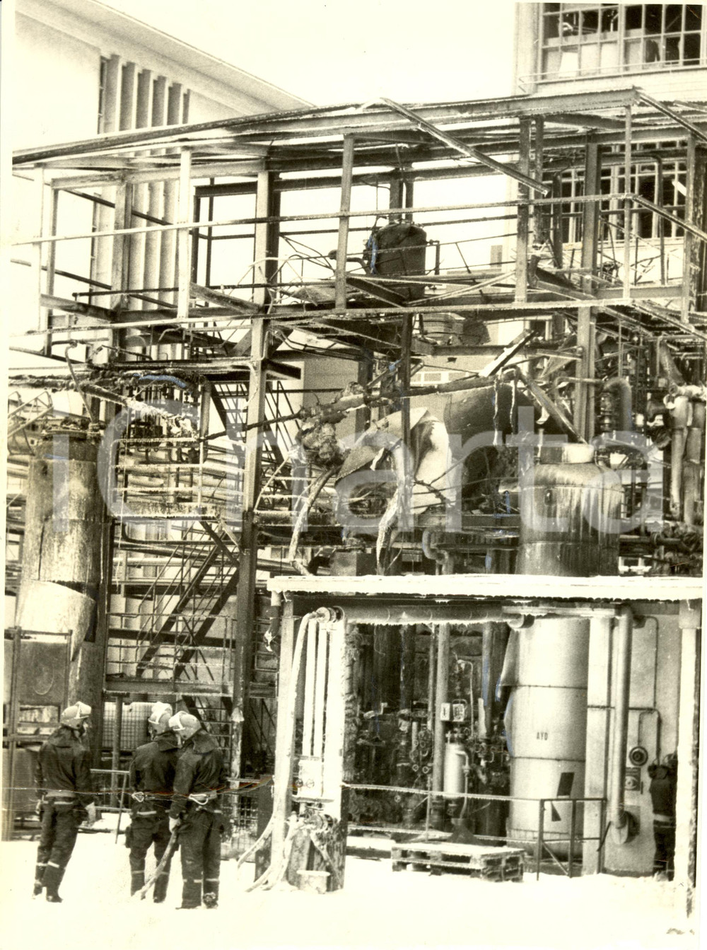 Fotografia d epoca originale 1986 SCHWEIZERHALLE CH Disastro SANDOZ Vigili del fuoco fabbrica distrutta Foto 1