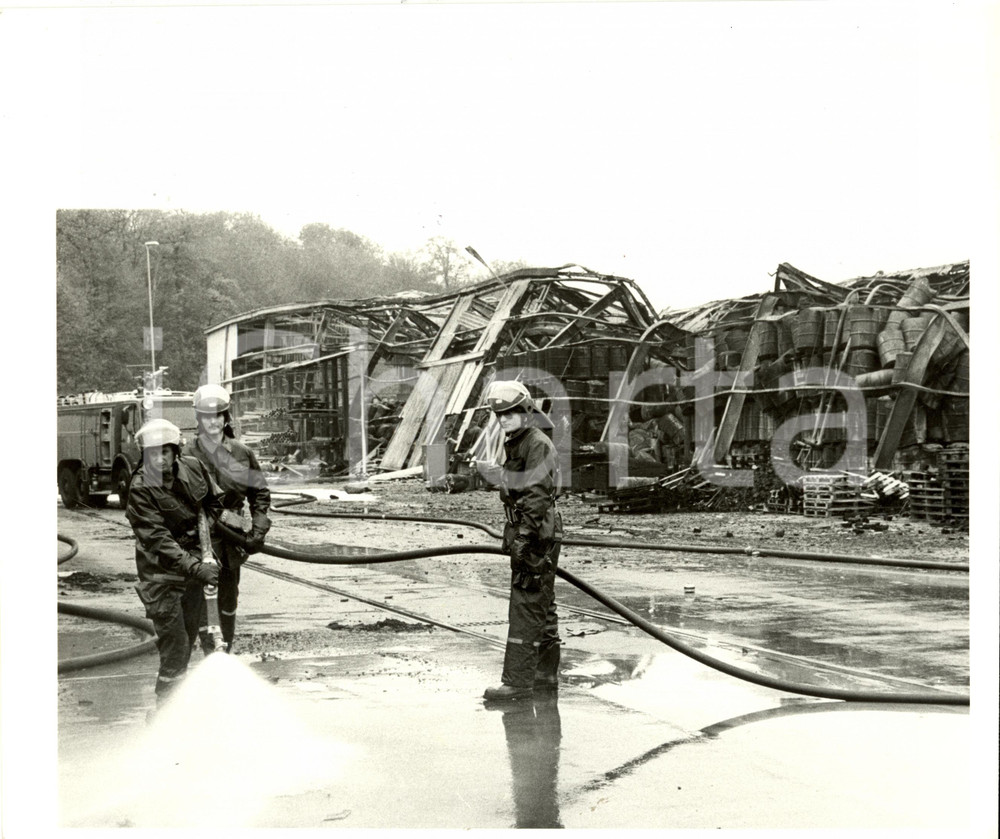 Fotografia d epoca originale 1986 SCHWEIZERHALLE CH Disastro SANDOZ Vigili del fuoco al lavoro Fotografia 1