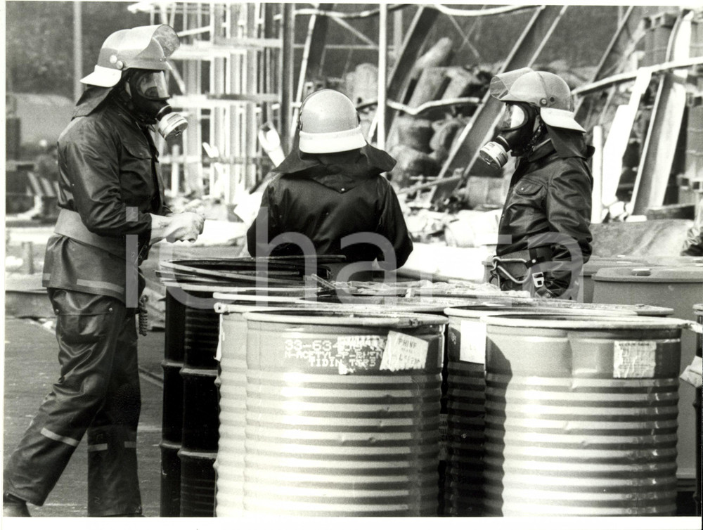 Fotografia d epoca originale 1986 SCHWEIZERHALLE CH Disastro SANDOZ Maschere antigas rifiuti tossici Foto 1