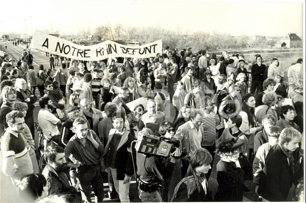 Fotografia d epoca originale 1986 SVIZZERA Manifestazioni inquinamento RENO dopo disastro SANDOZ Fotografia 1