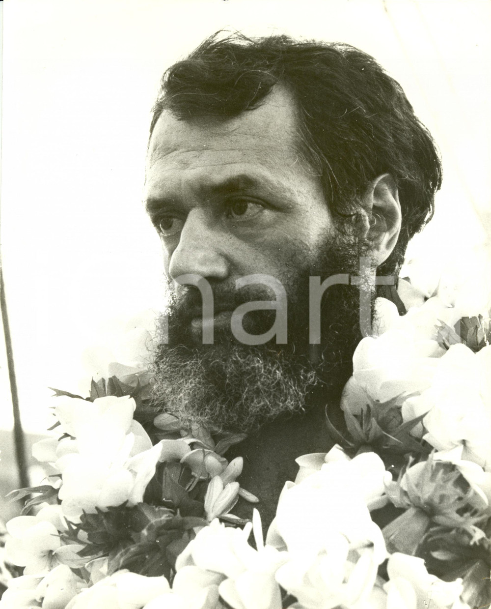 Fotografia d epoca originale 1977 Georges  DE CAUNES Giornalista con collana di fiori Foto DANNEGGIATA 1