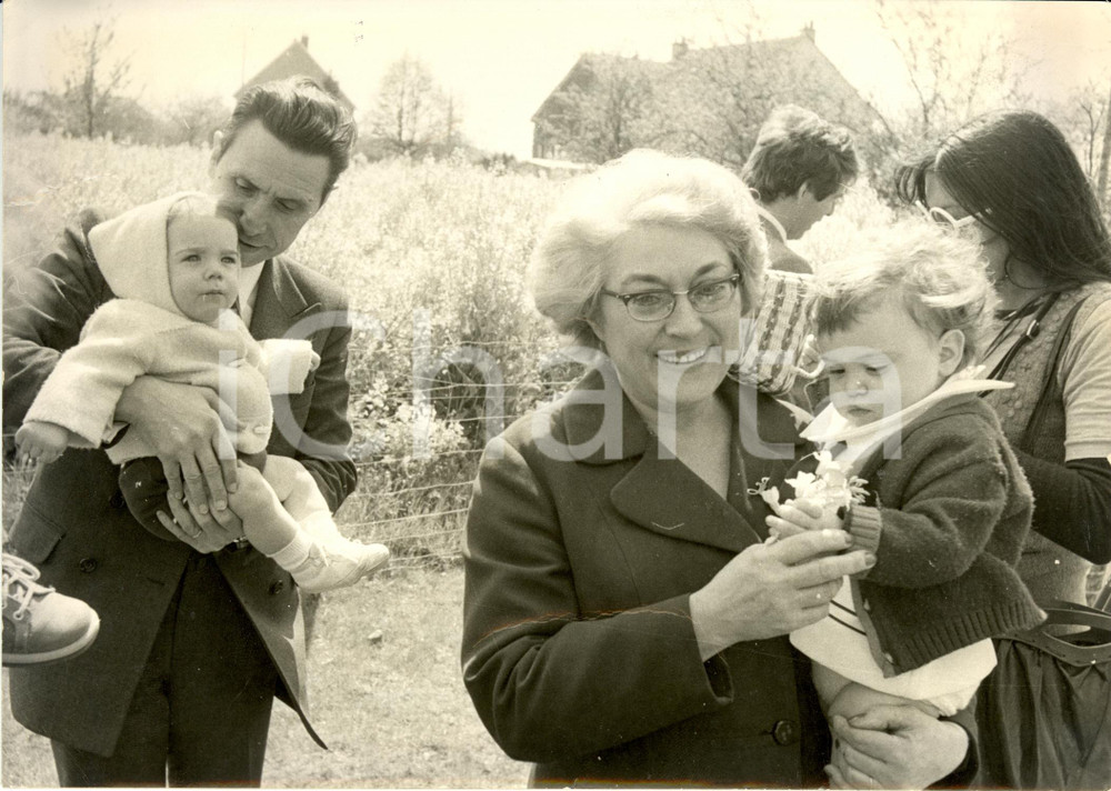 Fotografia d epoca originale 1975 ca TOURS F Jean ROYER e la moglie con Nicolas e Delphine nipoti Foto 1