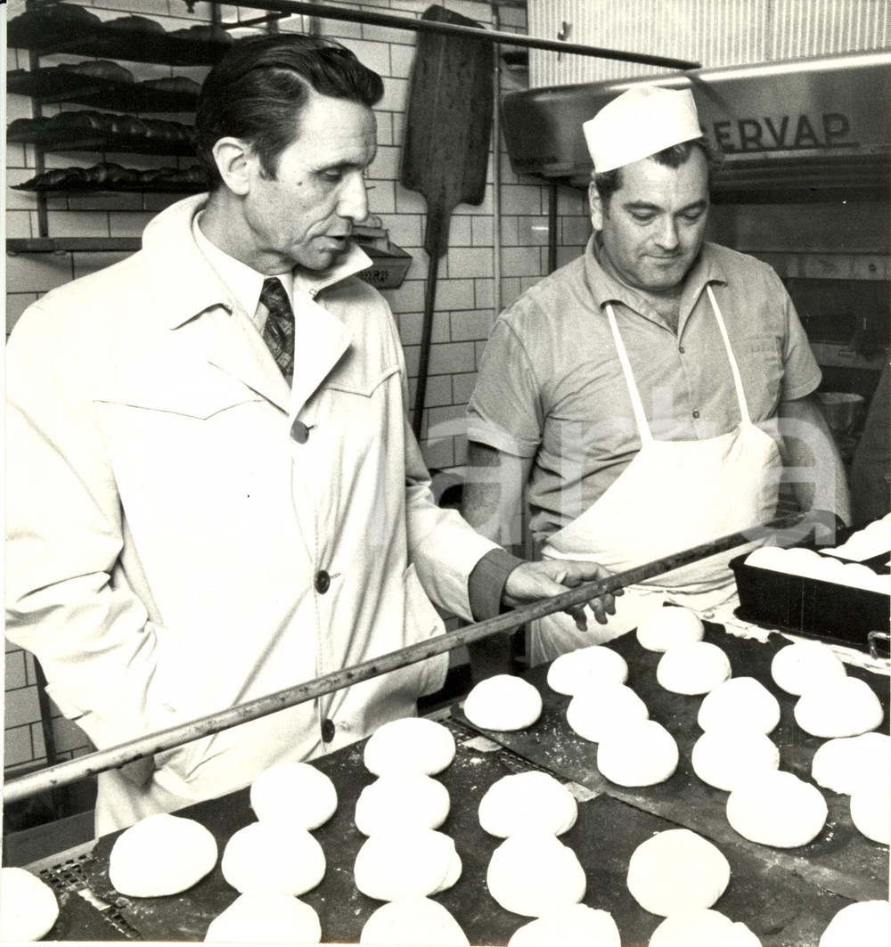 Fotografia d epoca originale 1975 ca TOURS F? Jean ROYER Sindaco in visita da un panettiere Fotografia 1