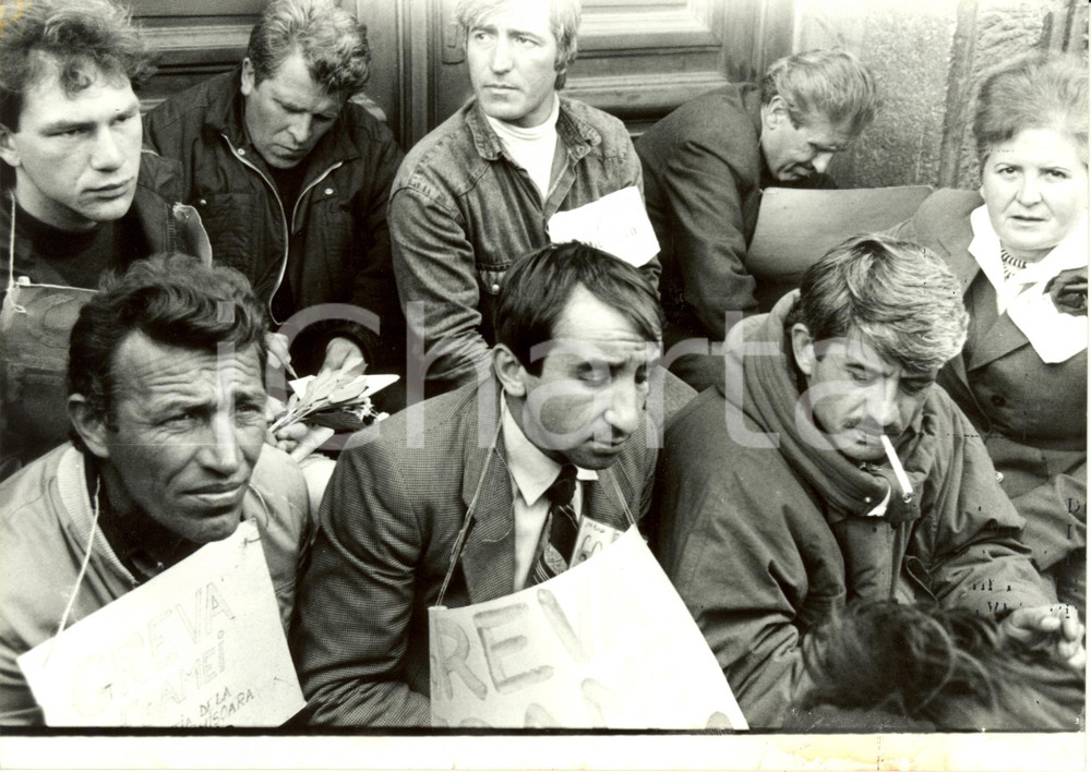 Fotografia d epoca originale 1990 ca BUCAREST ROMANIA Piazza UNIVERSITA  Sciopero della fame Fotografia 1