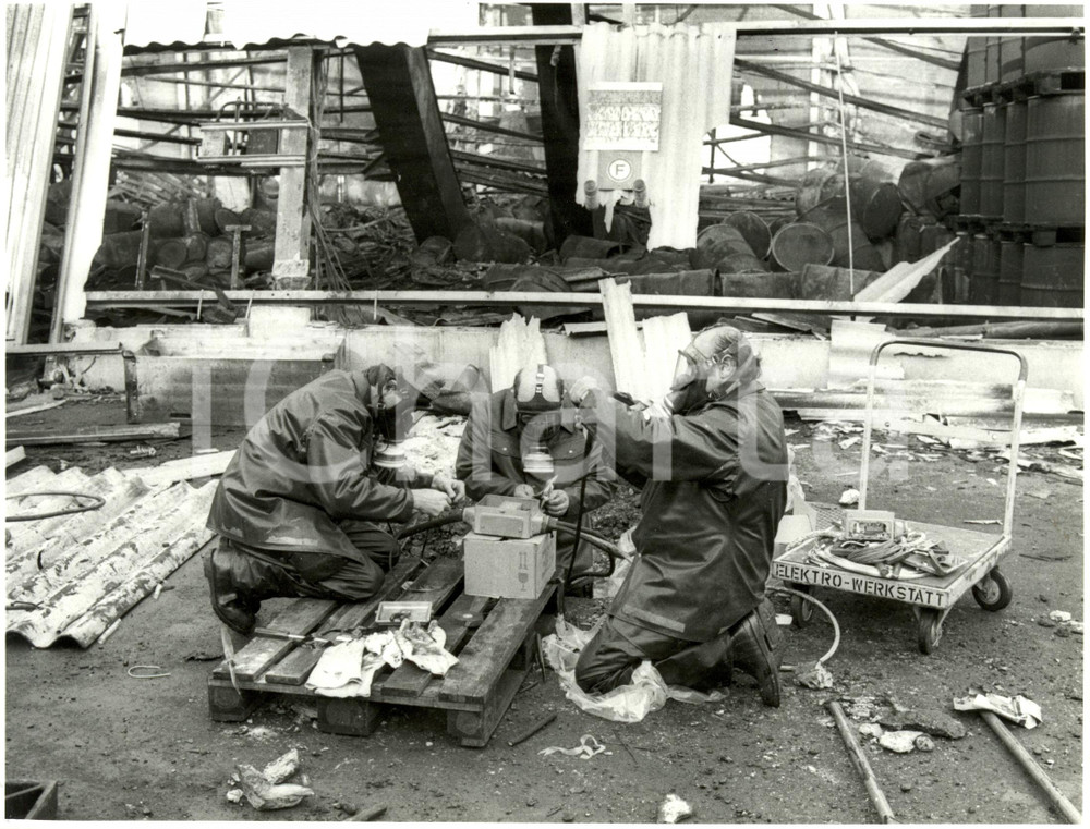 Fotografia d epoca originale 1986 SCHWEIZERHALLE CH Disastro SANDOZ operatori con maschere antigas Foto 1
