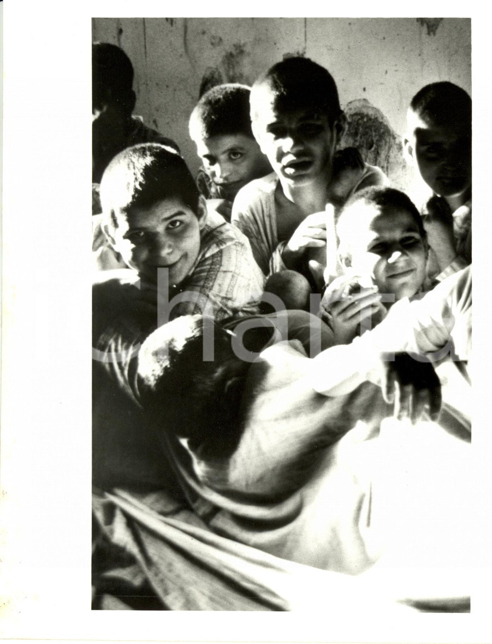 Fotografia d epoca originale 1990 ca BUCAREST Romanian Revolution Bambini cercano rifugio Fotografia 1