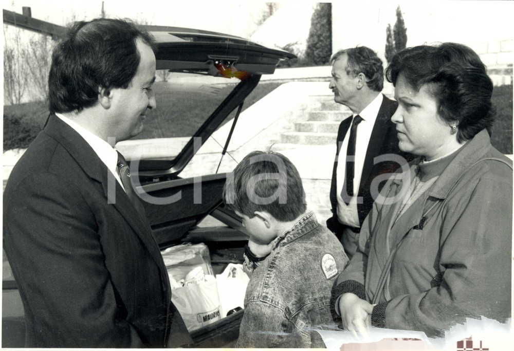 Fotografia d epoca originale 1985 ca ETUPES F Famiglia POP RUMENA in partenza per l Olanda Fotografia 1