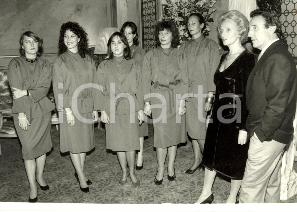 Fotografia d epoca originale 1983 PARIS F Hotel de la Ville Hotesses avec nouvelles uniformes Guy LAROCHE 1