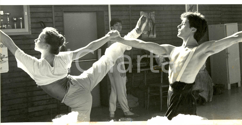 Fotografia d epoca originale 1990 ROMANIA Danzatori del Balletto dell Opera BUCAREST durante le prove Foto 1
