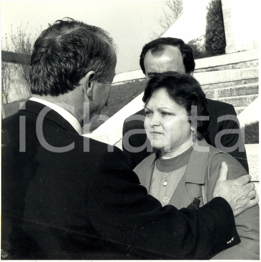 1985 ca ETUPES (F) Autorità saluta famiglia POP RUMENA che parte per Olanda Foto