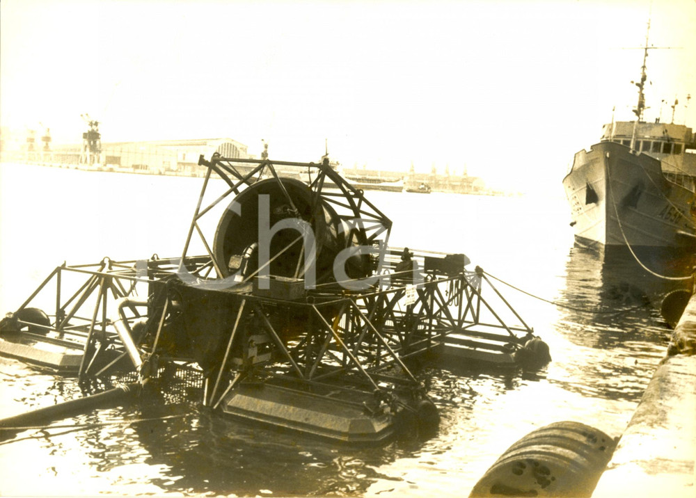 Fotografia d epoca originale 1976 MARSIGLIA F VORTEX macchina aspira petrolio INQUINAMENTO acque Fotografia 1