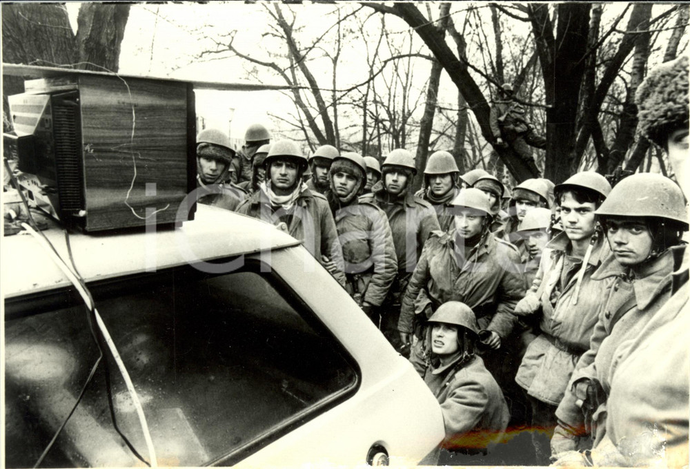 Fotografia d epoca originale 1989 BUCAREST ROMANIAN REVOLUTION Soldati apprendono eventi da televisione Foto 1