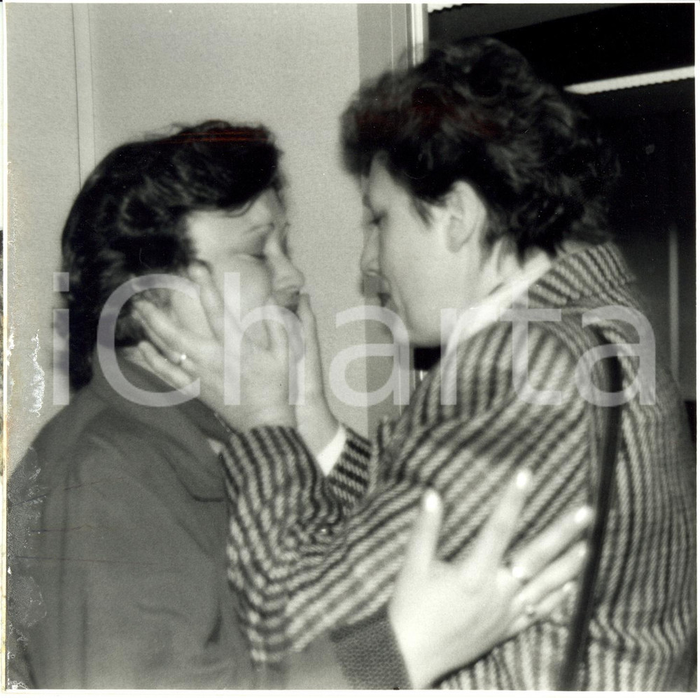 Fotografia d epoca originale 1985 ca ETUPES F Donna RUMENA in partenza dÃ  l addio ad un amica Fotografia 1