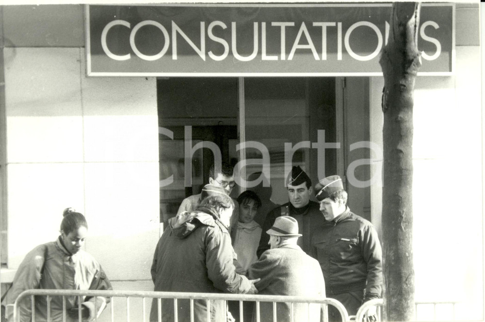Fotografia d epoca originale 1992 PARIGI F Ospedale HENRI DUNANT  Si cerca di entrare per Georges HABACHE 1
