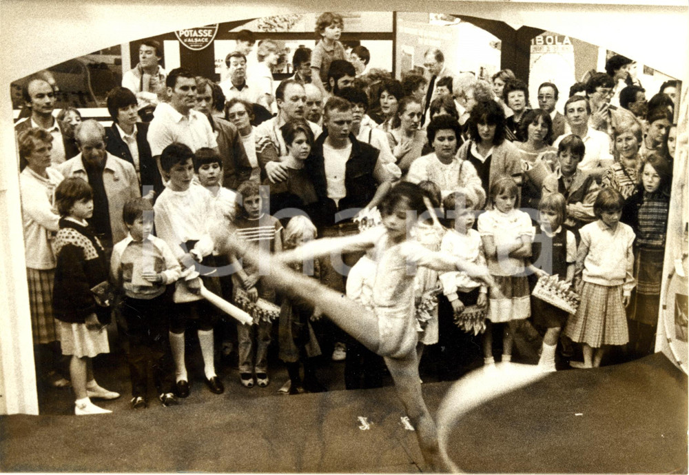 Fotografia d epoca originale 1984 MULHOUSE F Giornate di Ottobre  Esibizione di Ginnastica Artistica Foto 1